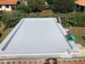 membrane d'étanchéité sur un petit toit plat