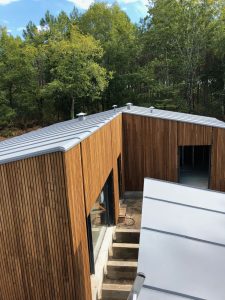 maison en bois avec toit en pente