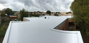 toit plat étanche grâce à une membrane blanche