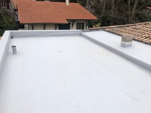 toit plat avec membrane blanche