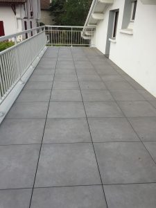 terrasse en carrelage gris jointé