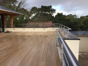 terrasse en bois avec garde-corps en métal