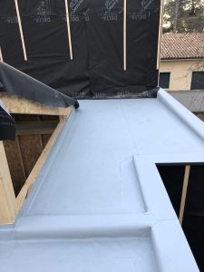 membrane blanche sur un toit plat