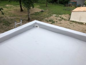 toit plat blanc avec trou d'évacuation