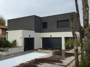 maison moderne à toit plat bicolore