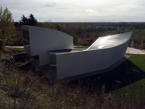 maison d'architecte avec toit plat au milieu et membrane grise