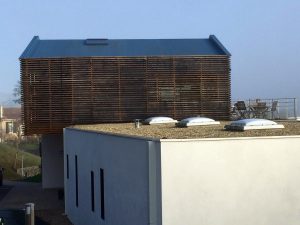 batiment en bois avec membrane pvc sur le toit