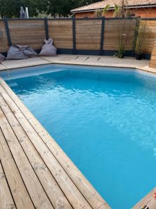 Piscine bordée d'une terrasse en bois